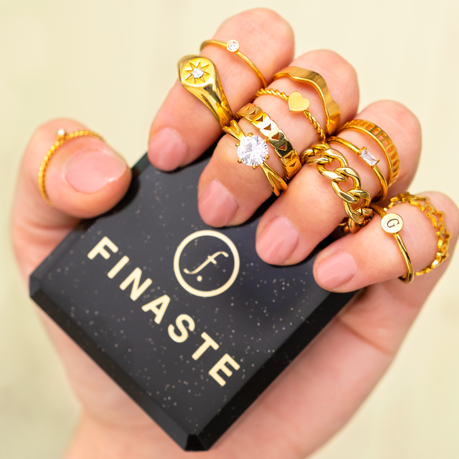 Mix van gouden ringen om hand model