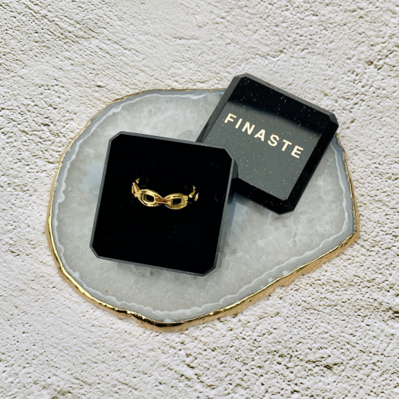 Mooie ring in een sieradendoosje in een gouden kleur