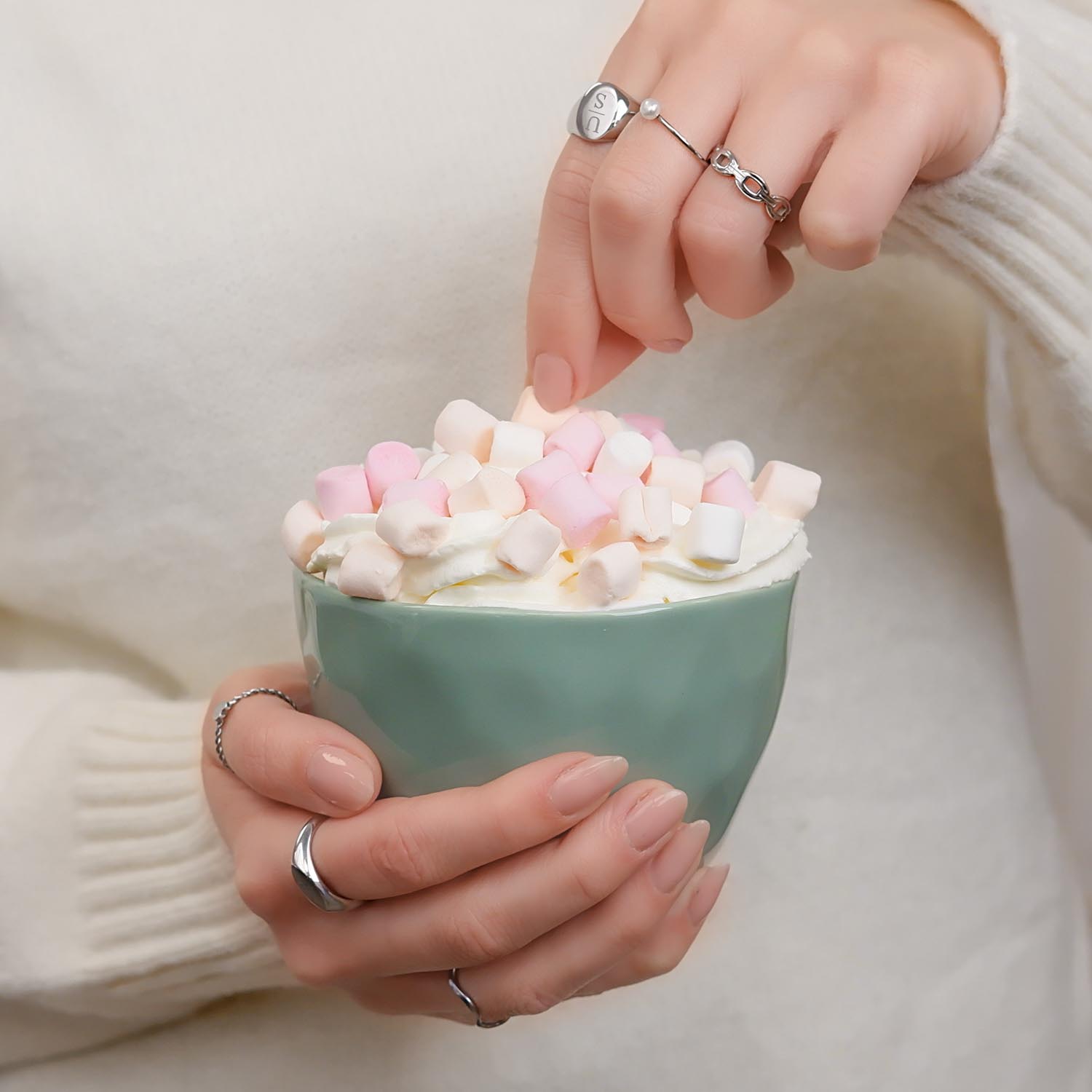 Leuke zilveren ringen voor om de hand voor een look