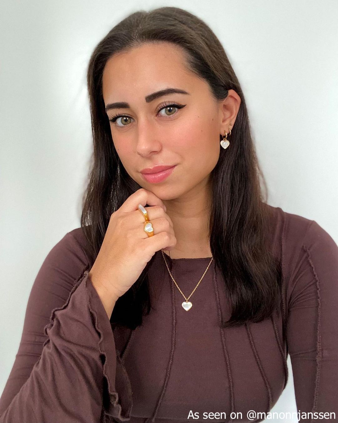 Influencer met gouden sieraden