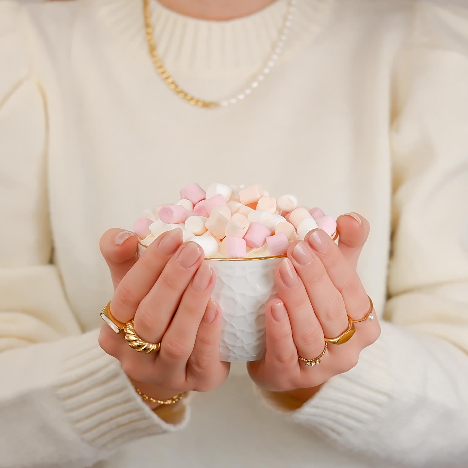 Mooie ringen in de hand voor een complete look