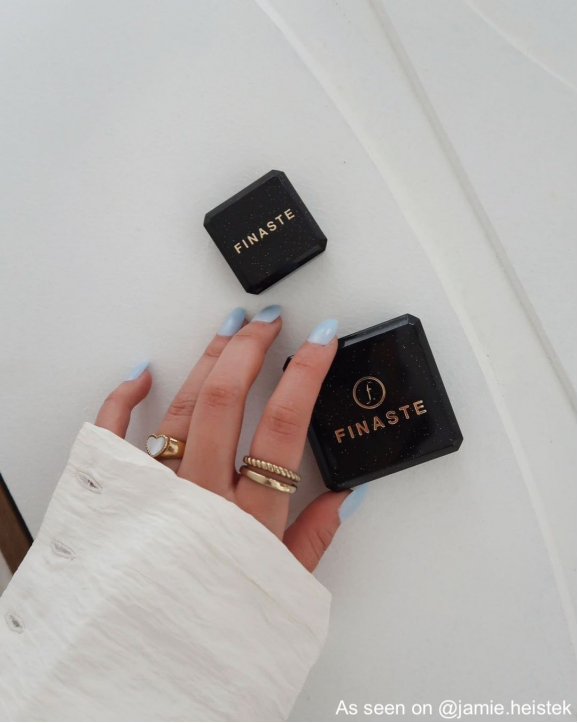 Influencer draagt luxury clover ring