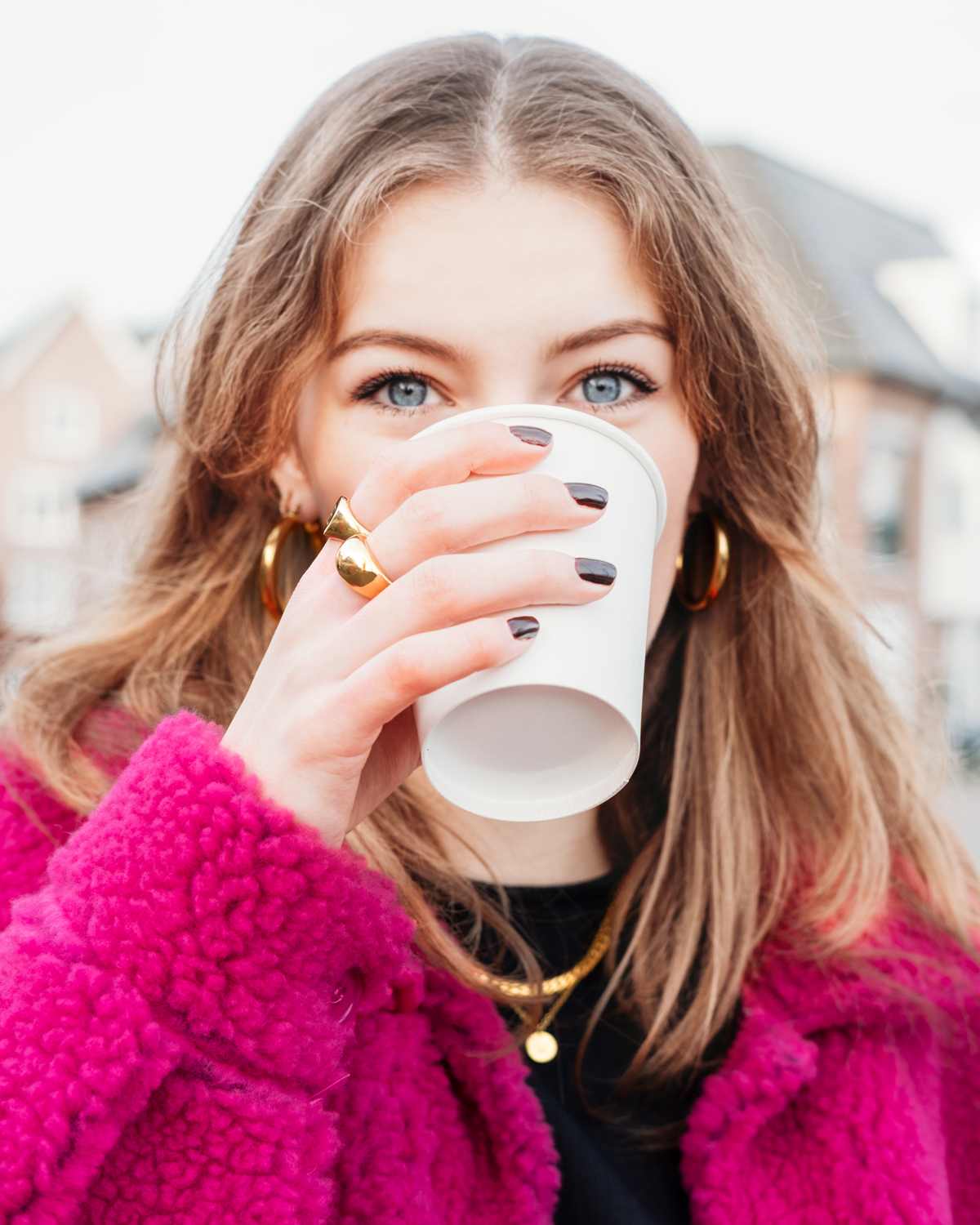 gouden sieraden met statement ring sfeer beeld met beker