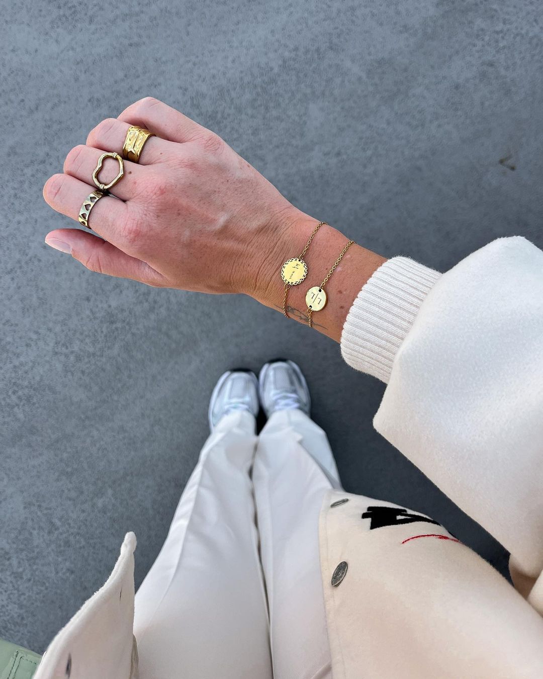 Influencer draagt gouden armband en ringen