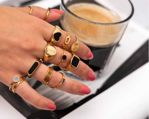 ringen met zwarte details om hand en kop koffie
