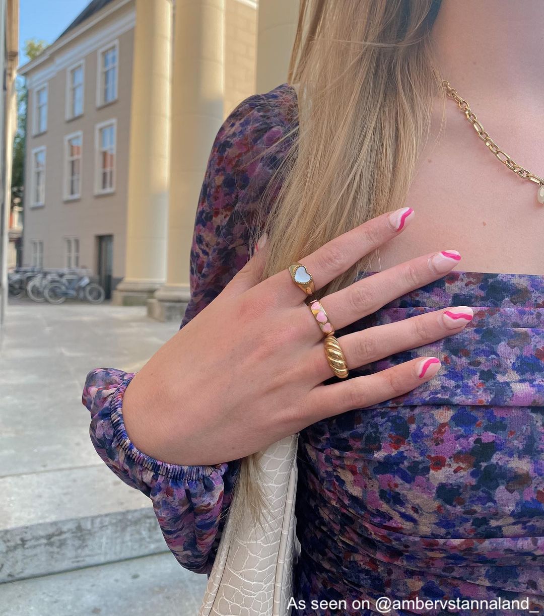 Influencer met gouden ringen