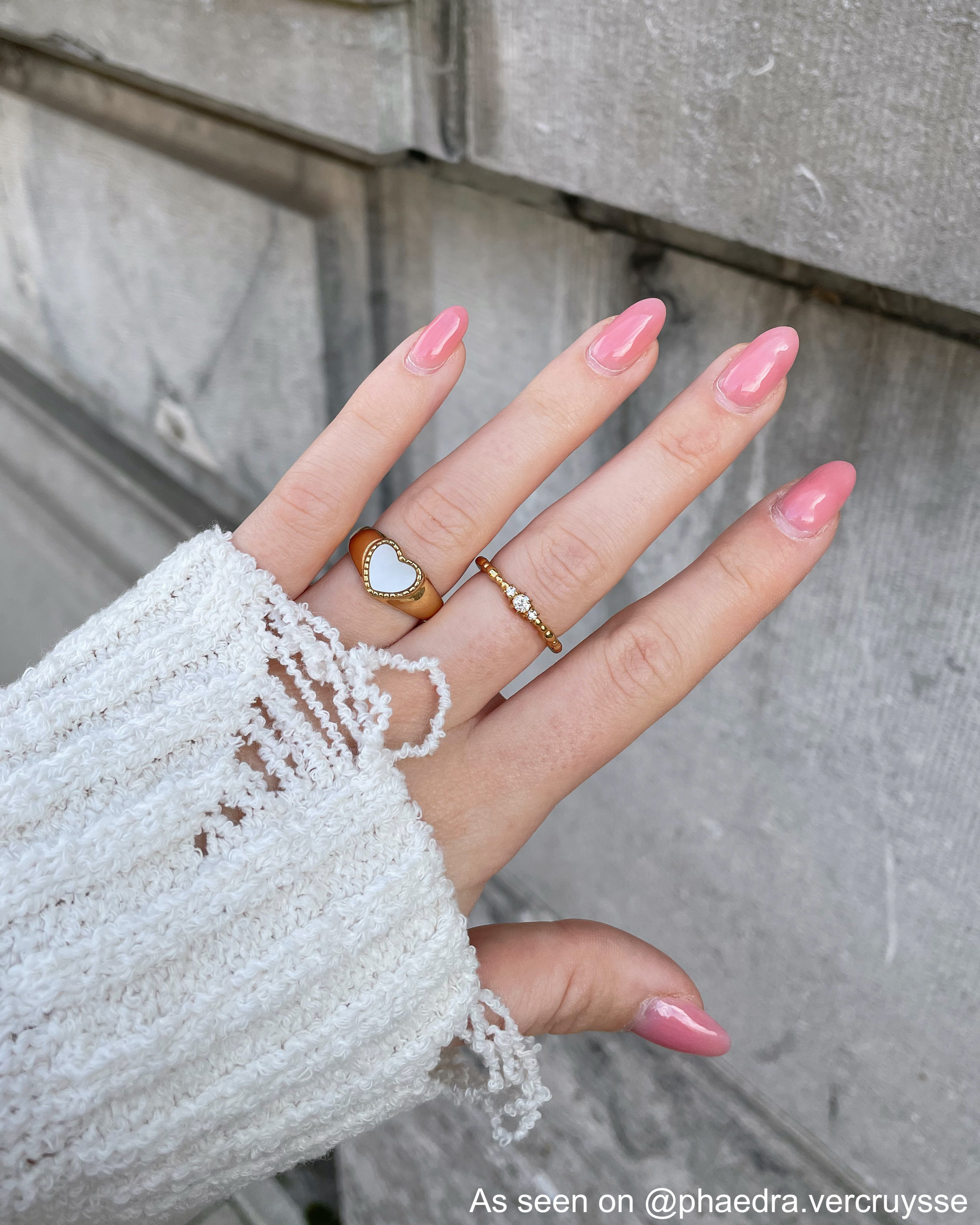 Influencer draagt sea shell ring