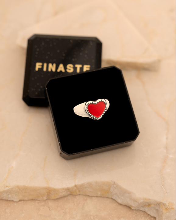 Zilveren ring met rood hartje in sieradendoosje