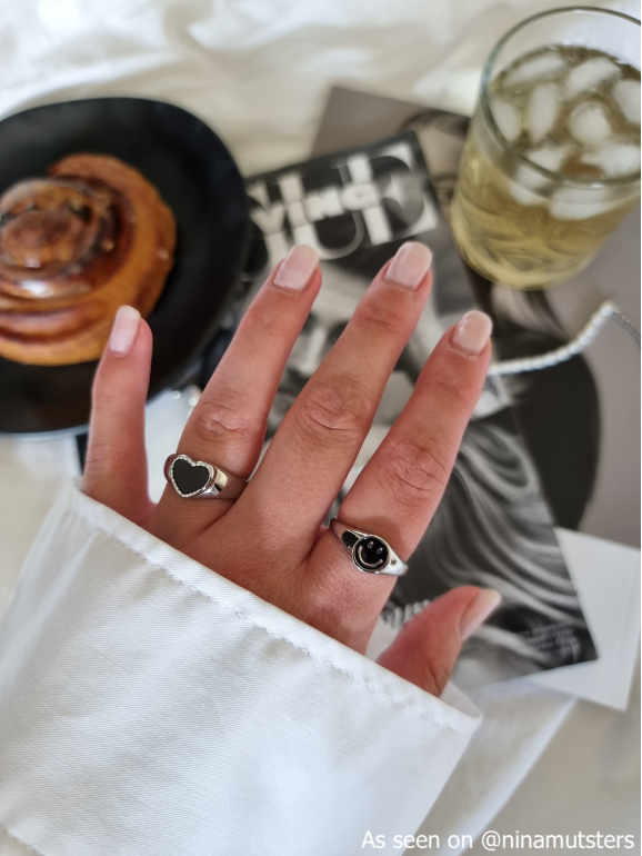 Influencer draagt twee zilveren ringen