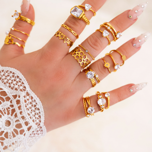 Goudkleurige ringen met witte mouw