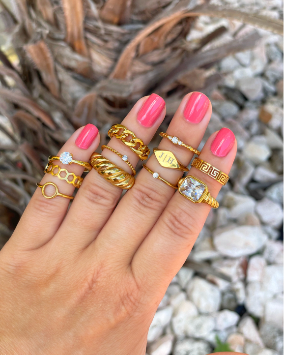 Mooie gouden ringen die je goed kan combineren met andere sieraden
