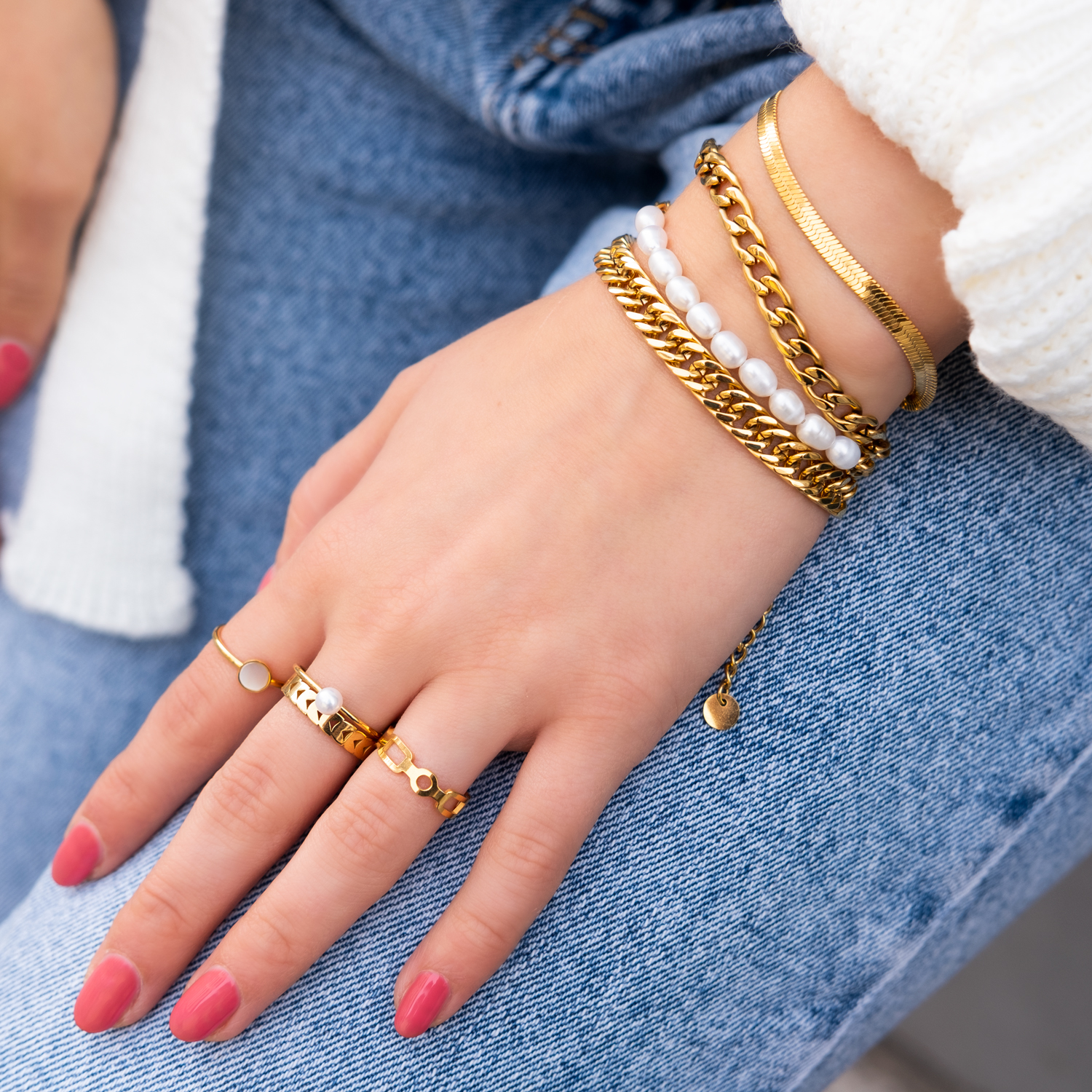 mix van gouden ringen en armbanden om vrouw