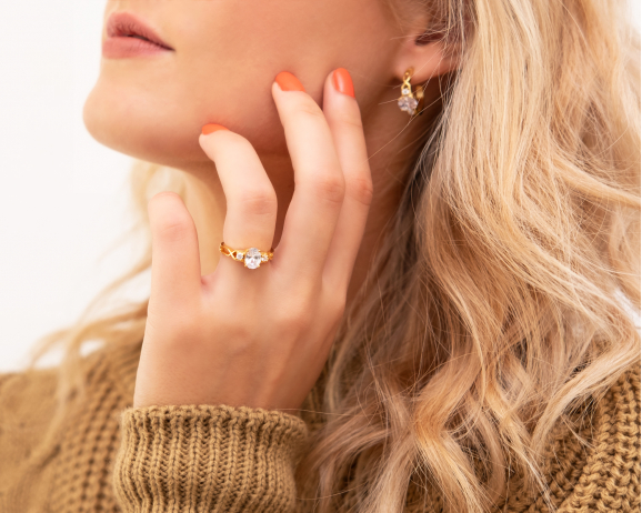 Model draagt Luxury stones ring goudkleurig om vinger
