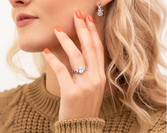 Model draagt Luxury stones ring om vinger