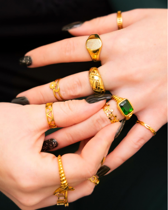 party van gouden ringen met groen detail in vingers