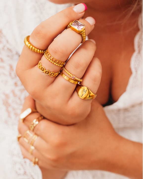Model draagt ringparty met mooie gouden ringen