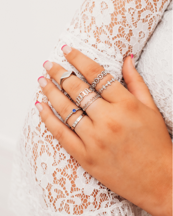 Model draagt mix van mooie zilveren ringen