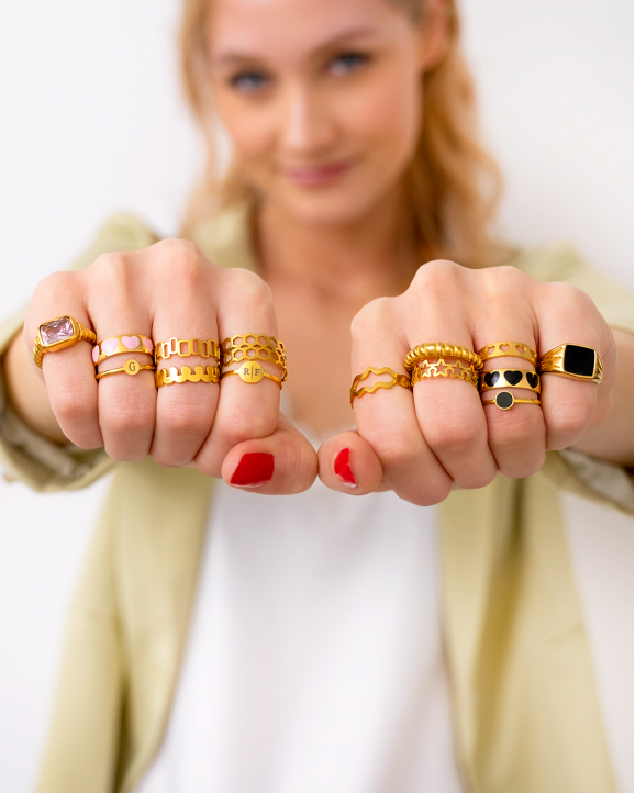 Goudkleurige ringen om handen van model