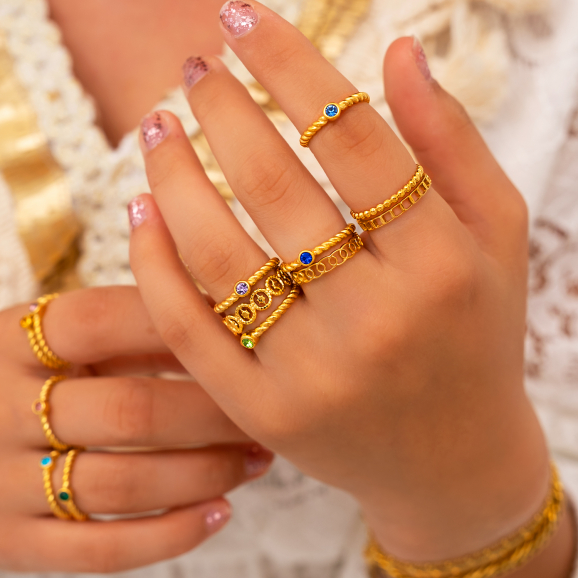 Verschillende geboortesteen ringen om vingers in de kleur goud