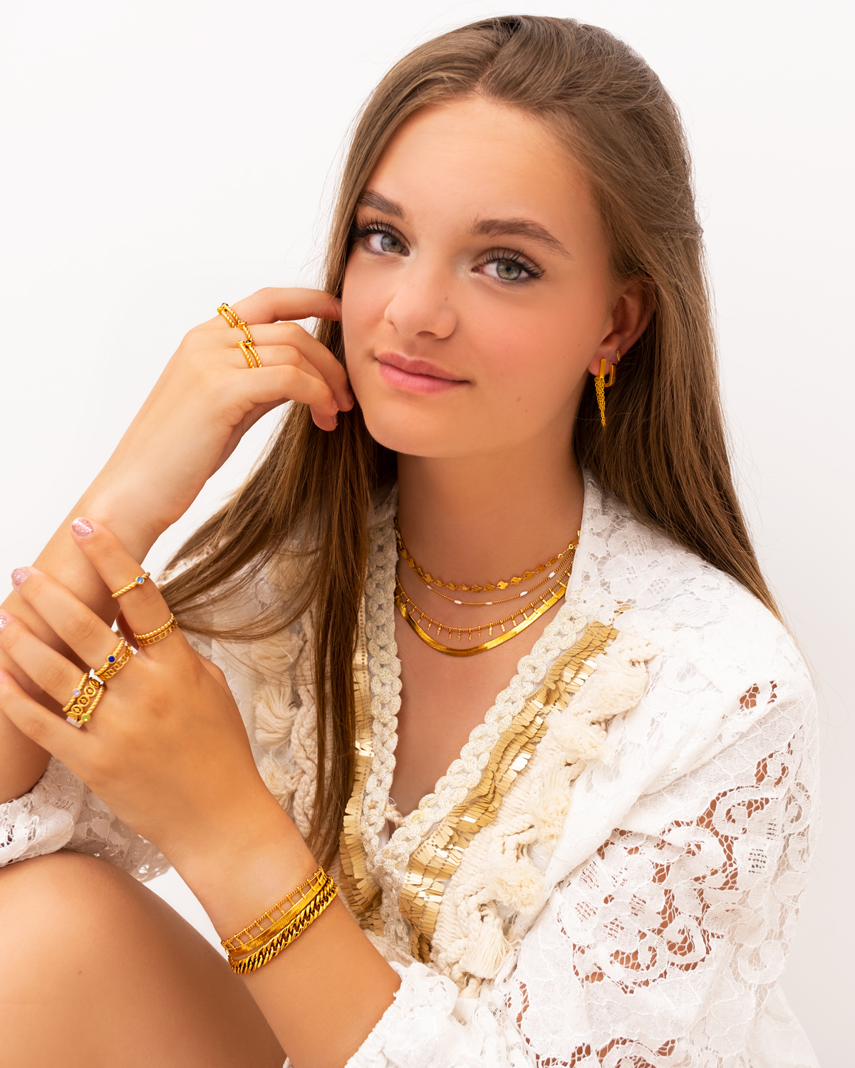 Model draagt gouden sieraden mix