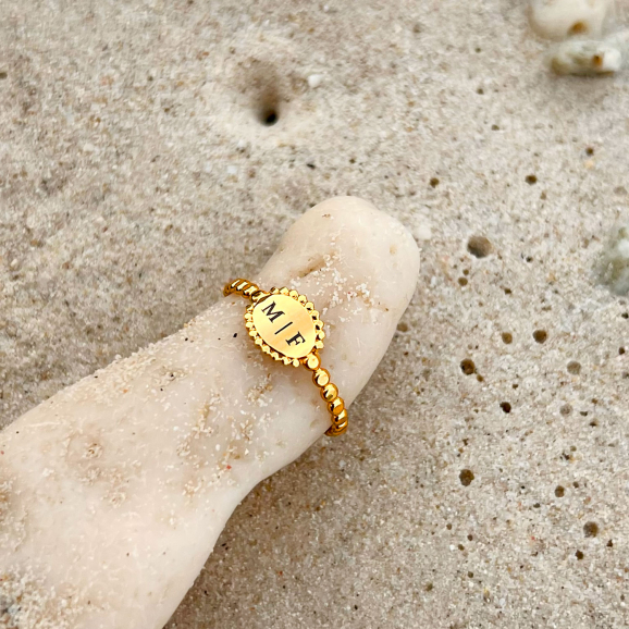 Mooie gouden vintage ring met initialen op strand