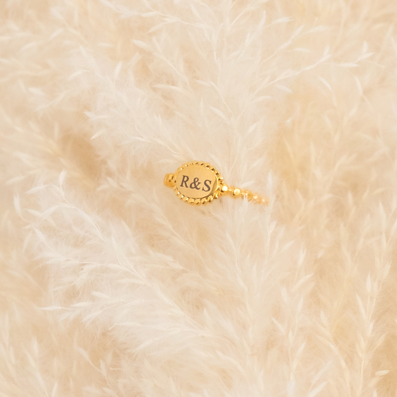 Vintage initial ring in de kleur goud