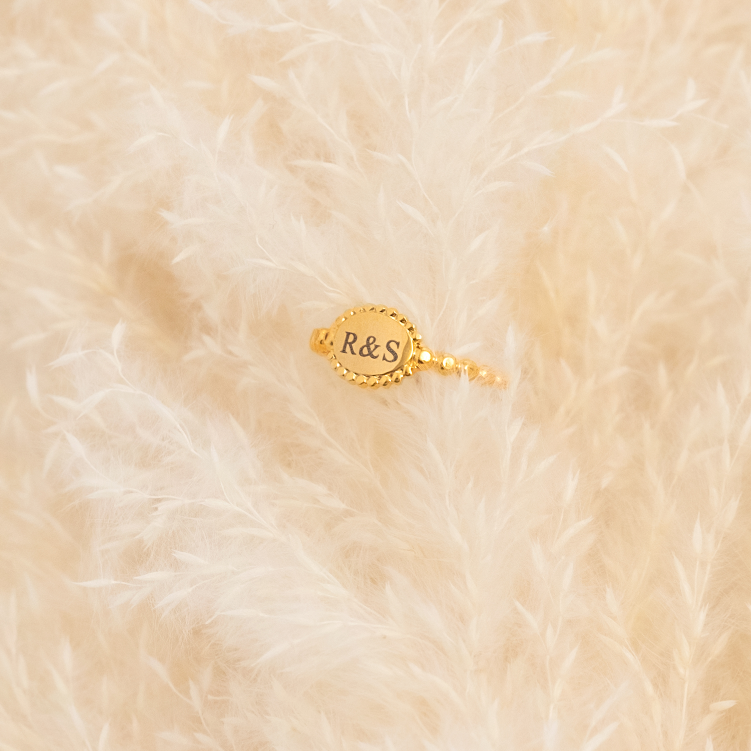 Vintage initial ring in de kleur goud