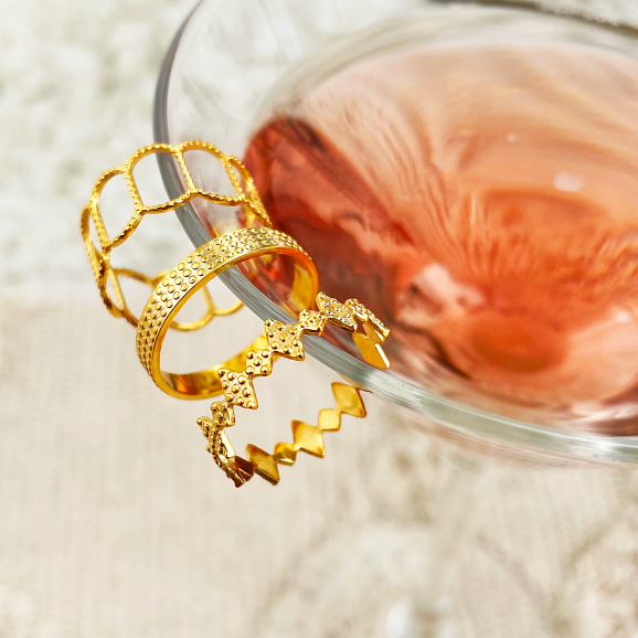 Drie verstelbare ringen aan cocktailglas