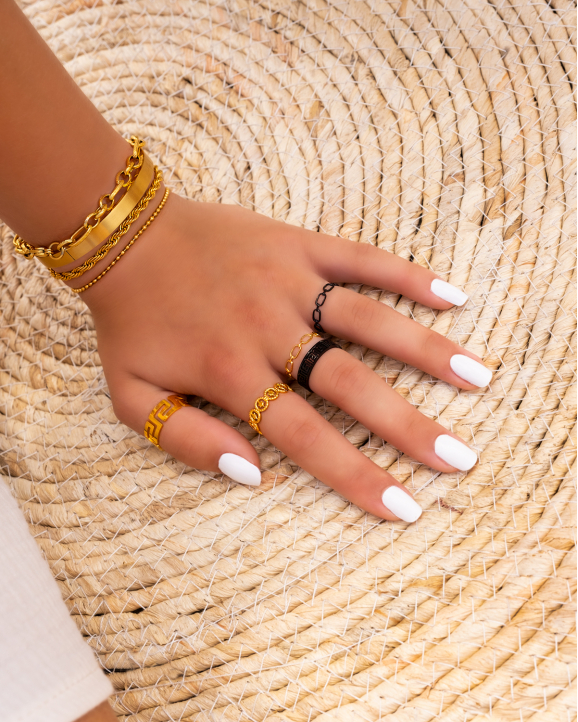 Gouden armbanden gecombineerd met ringen