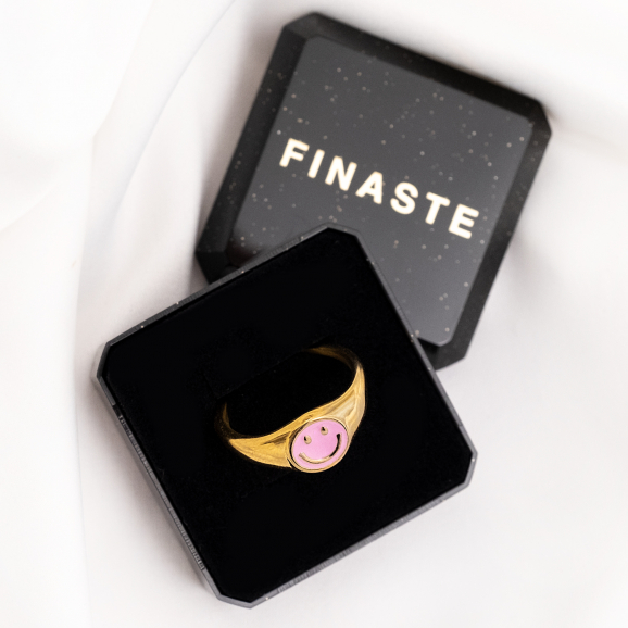 Gouden ring met roze smiley in doosje