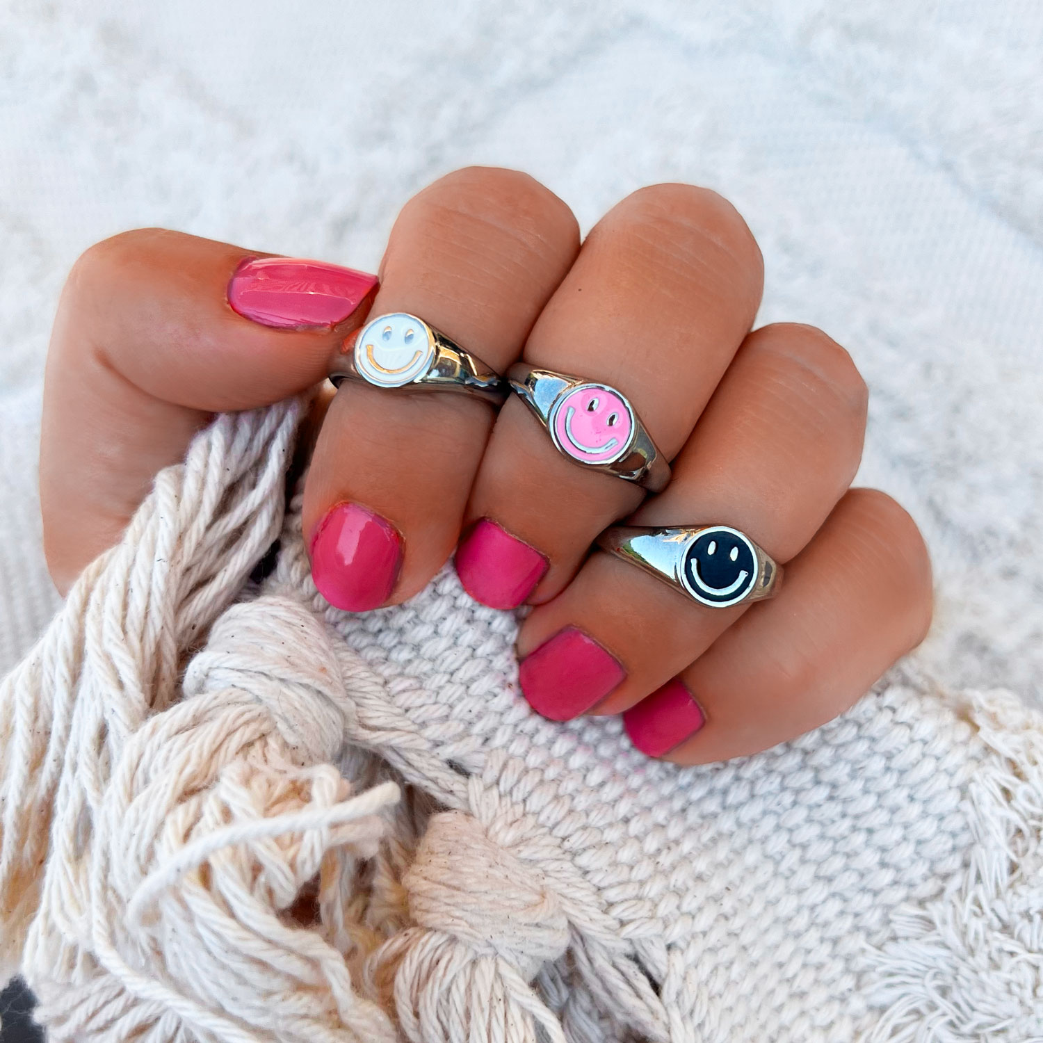 Zilveren ring met roze smiley 