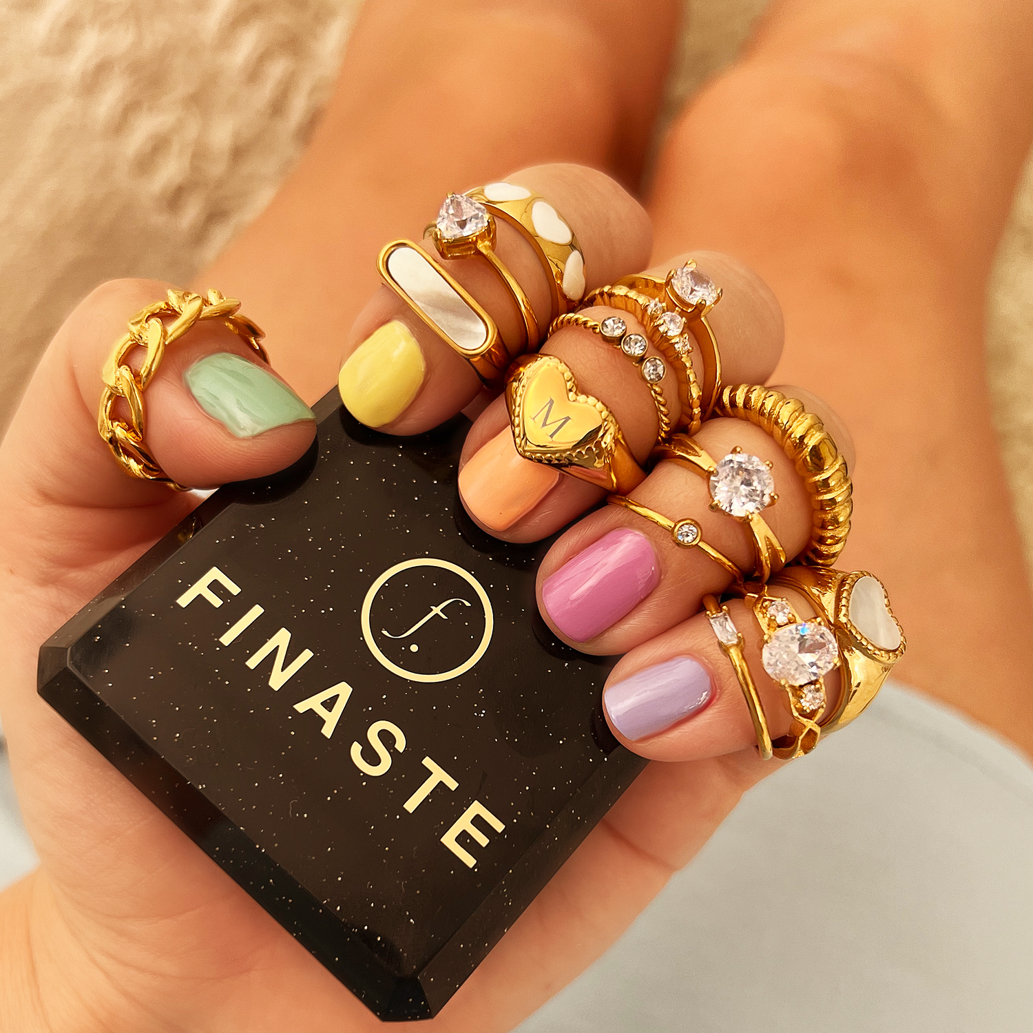 Gouden ringen combinatie met pastel nagels