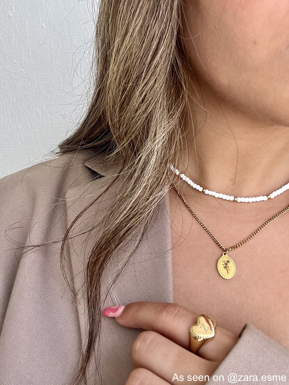 Influencer draagt gouden sieraden van finaste