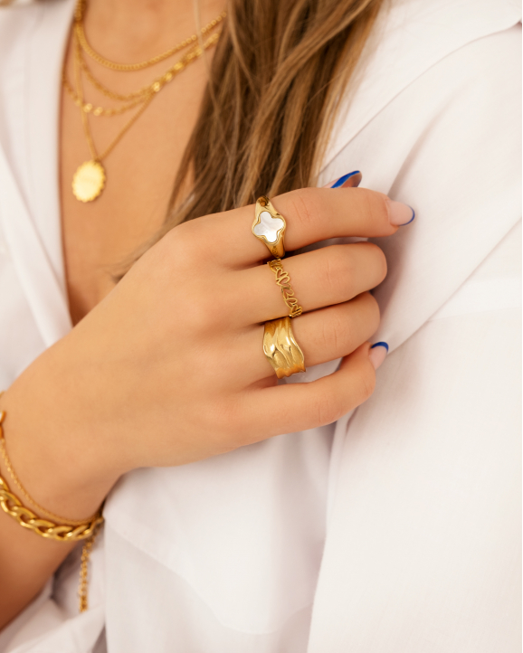 Gouden ringen mix bij model
