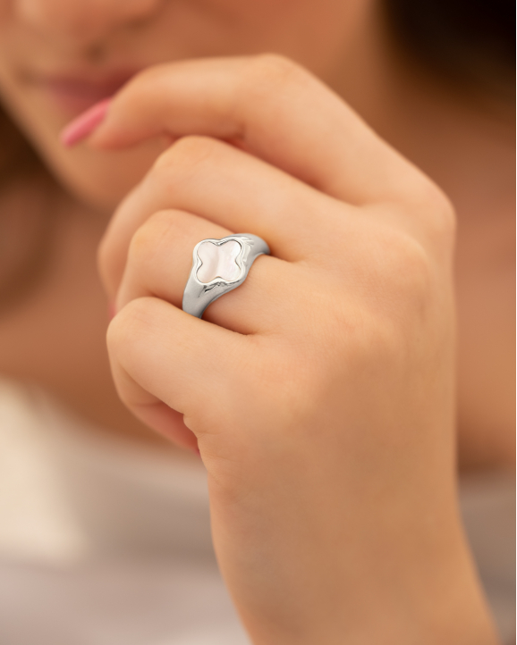 Luxury clover ring