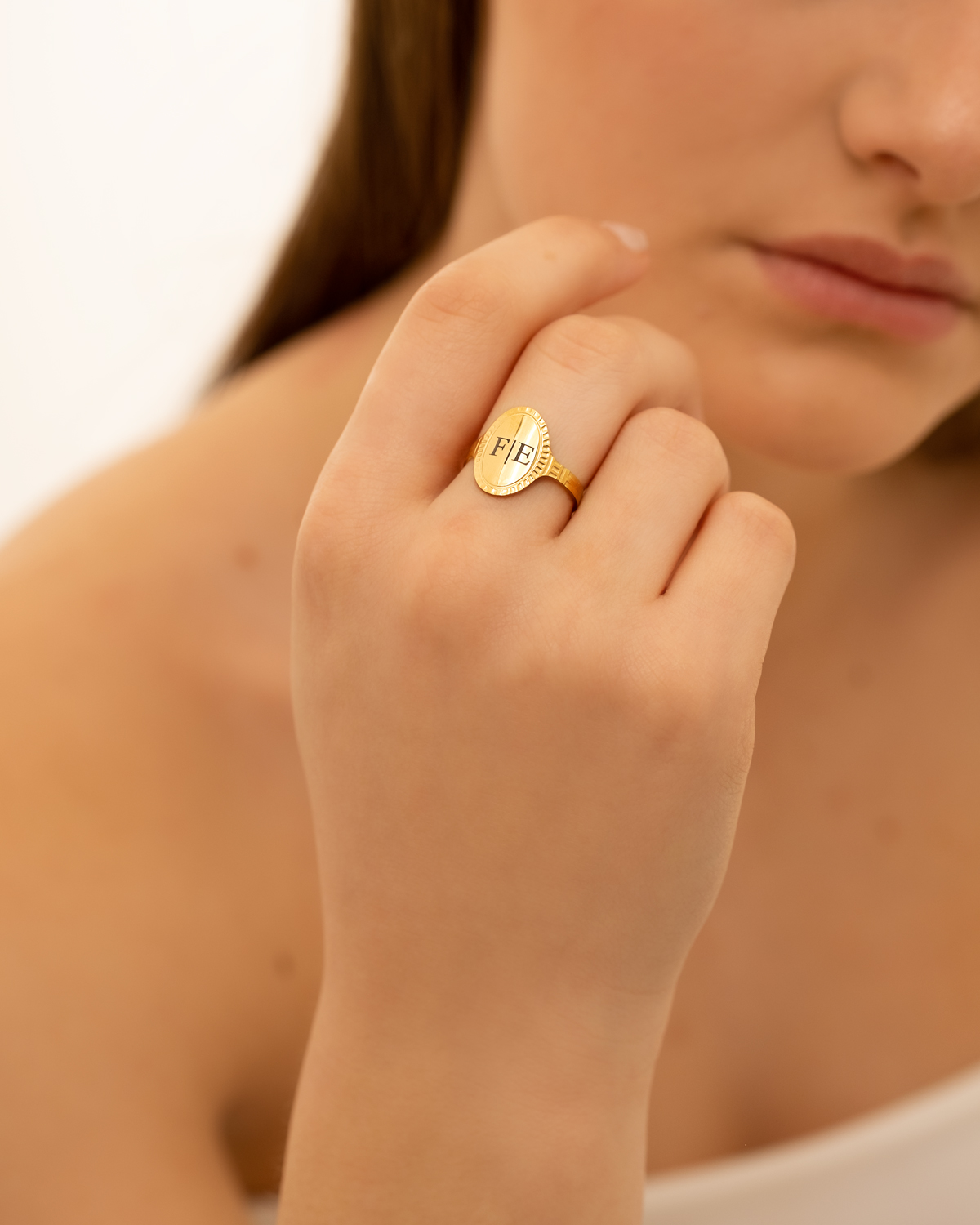 Verstelbare initial ring vintage goudkleurig