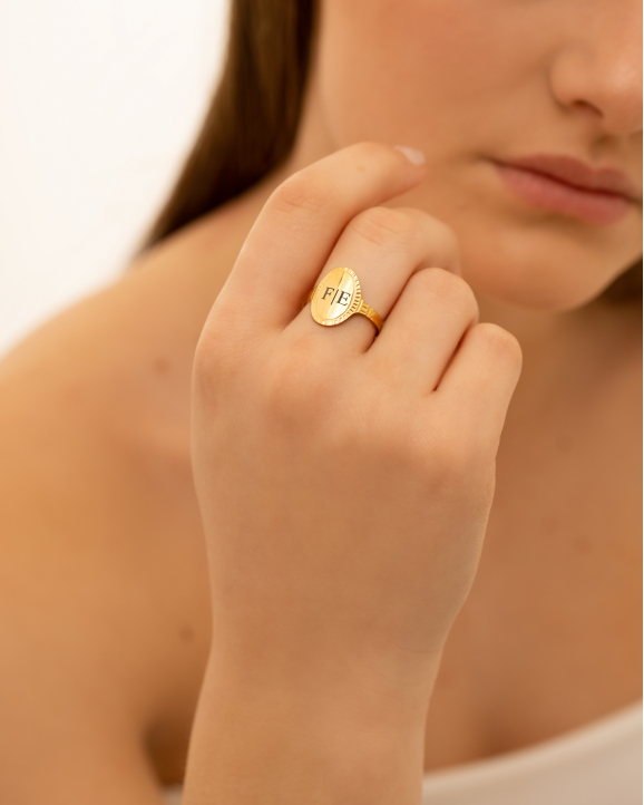 Verstelbare initial ring vintage goudkleurig
