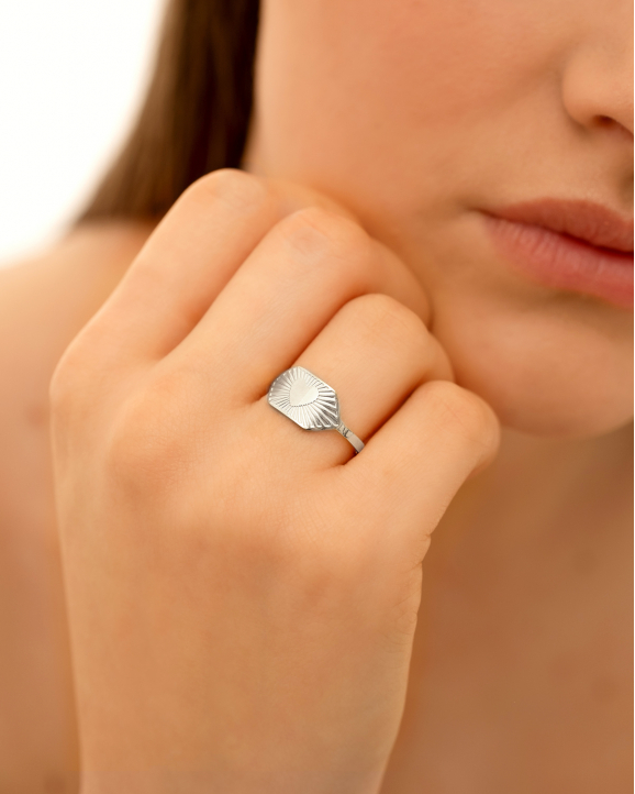 Model draagt zilveren love ring verstelbaar