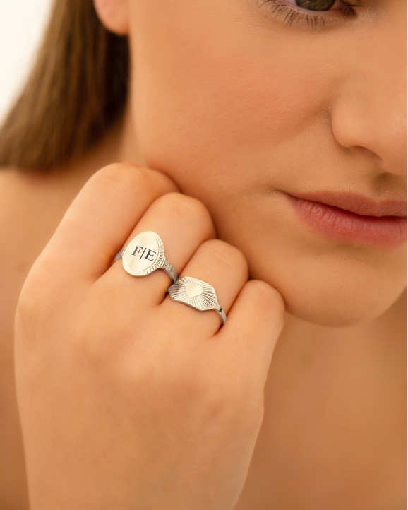 Model draagt zilveren ringen mix