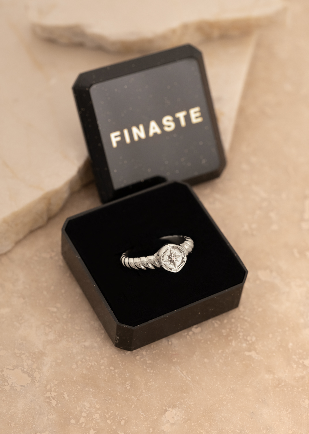 Compass ring met steentje