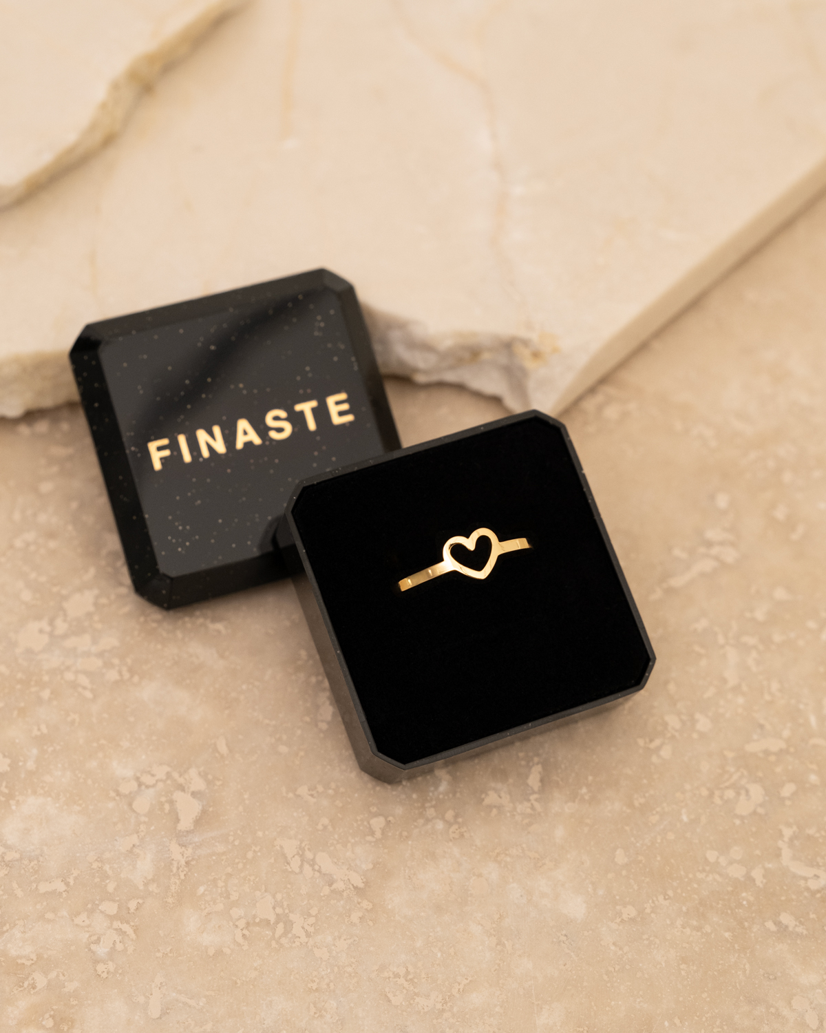 Gouden ring in doosje 