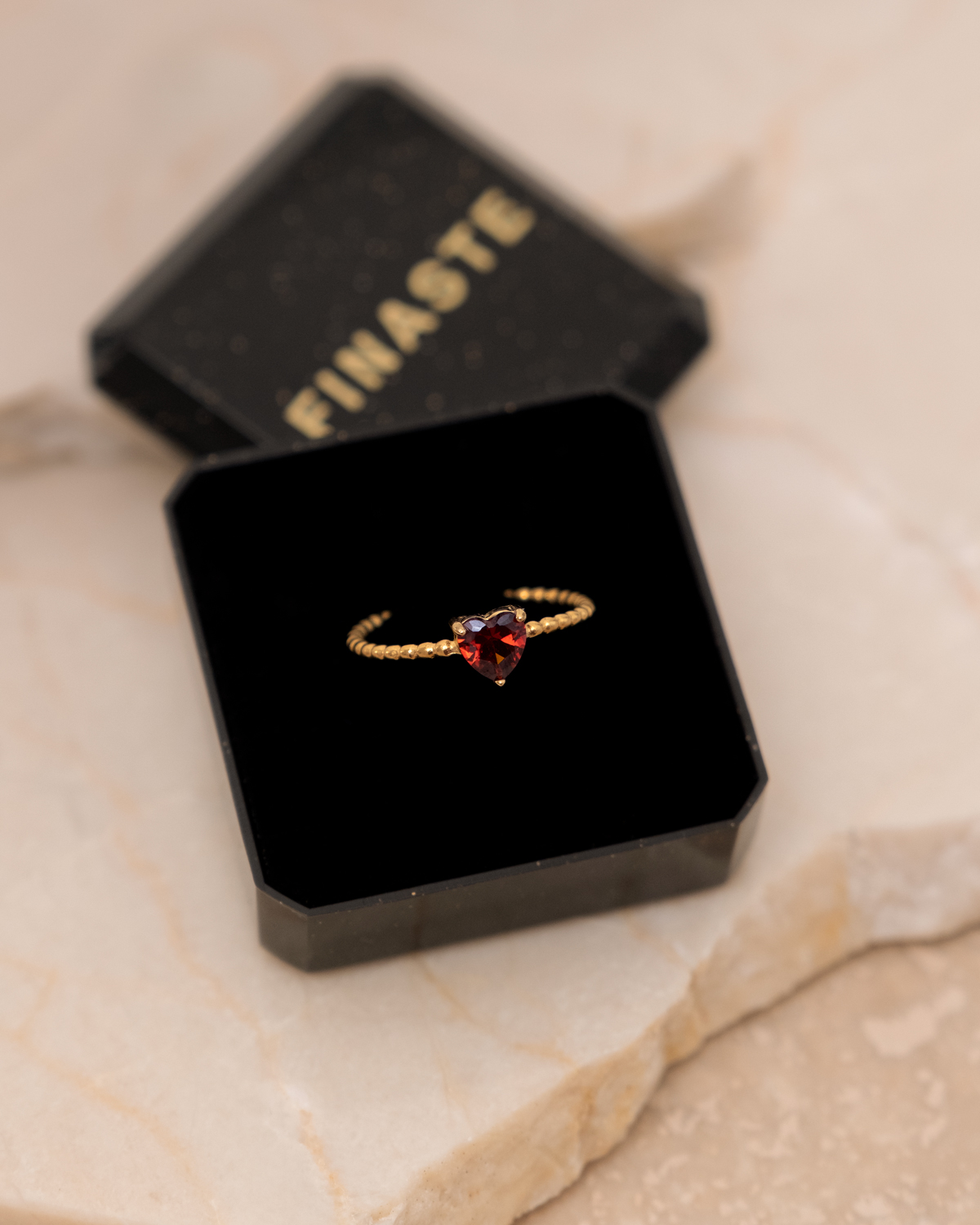 Gouden birthstone ring hartje in sieradendoosje