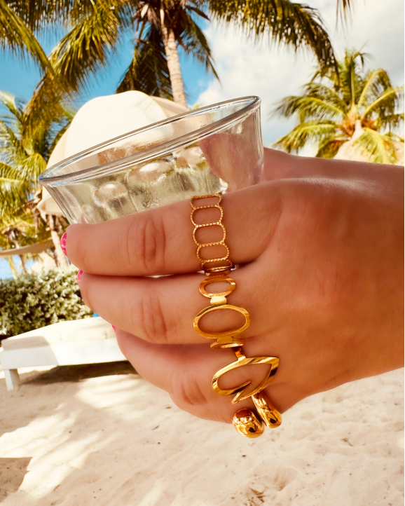 Gouden ringen op het strand