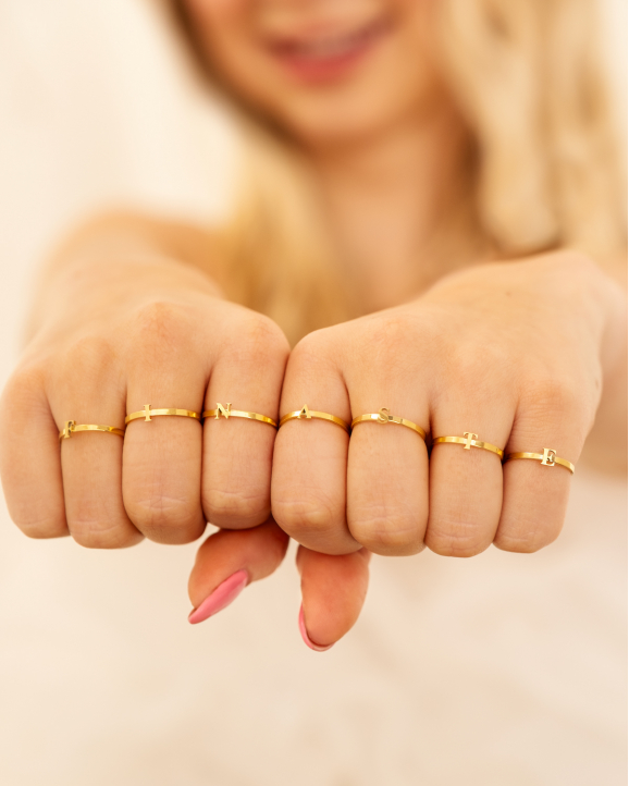 Model draagt gouden ringen met finaste