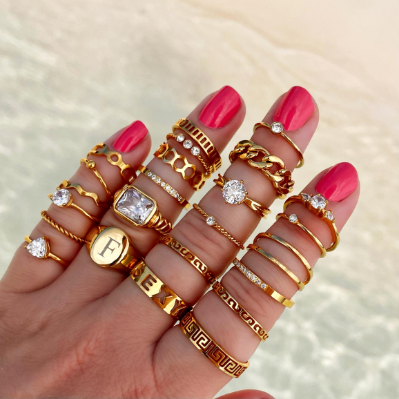 Gouden ringen mix om je outfit mee af te maken