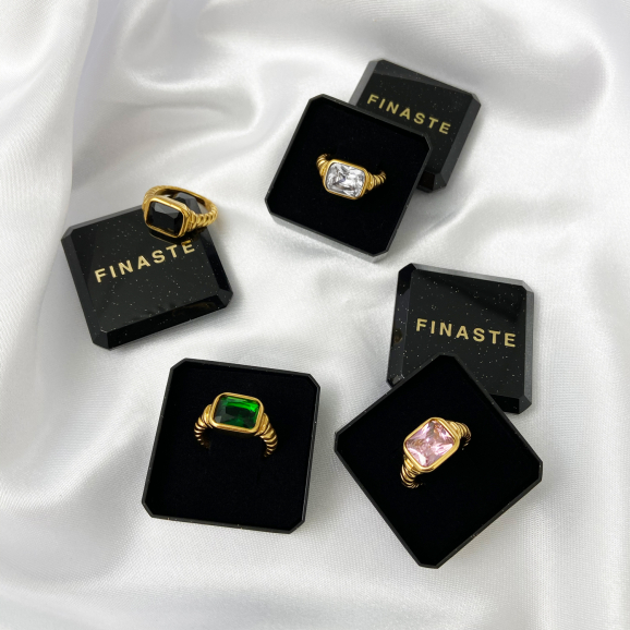 gouden ringen statement met verschillende kleuren in doosje