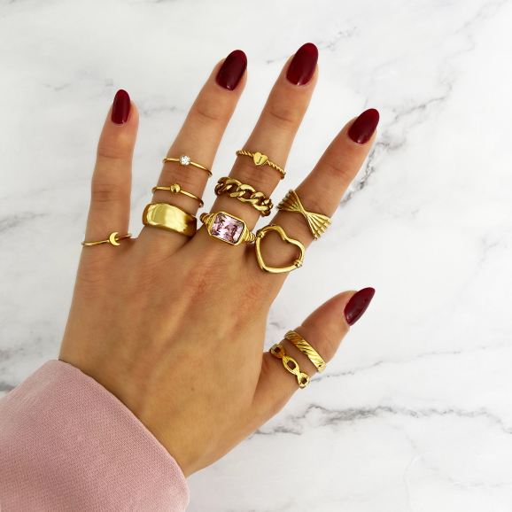 gouden ringen met roze details