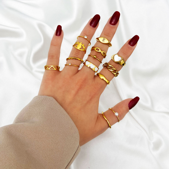 Gouden ringen mix om hand van model