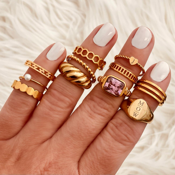 Mooie ringen om de hand van het model in het goudkleurig