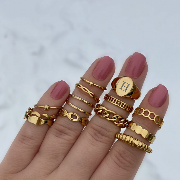 gouden ringen om de hand voor een trendy look